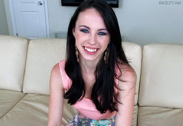 Veronica Radke Ein Sehr Süßer Entzückender Schönheit Nimmt Eine Skizze Im Gesicht Veronica Radke Ein Sehr Süßer Entzückender Schönheit Nimmt Eine Skizze Im Gesicht
